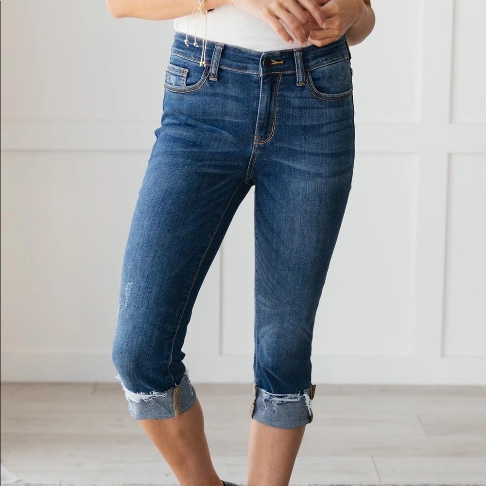 Judy Blue Frayed Hem Distressed Cropped Medium Wash Capris Whisker Jeans Denim - Picture 3 of 10